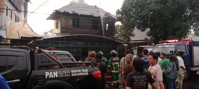 Rumah sewaan dua pintu milik Mulyadi berada di Jalan Pulau Laut Banjarmasin Tengah, ludes terbakar menjelang berbuka puasa, Rabu (5/3/2025), (SuarIndonesia/DO)