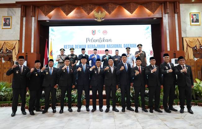 terima jabatan (sertijab) dan penyerahan SK pengangkatan walikota dan wakil walikota/bupati dan wakil bupati, itu dilaksanakan di Gedung Mahligai Pancasila, Rabu (5/3/2025). (SuarIndonesia/RW)