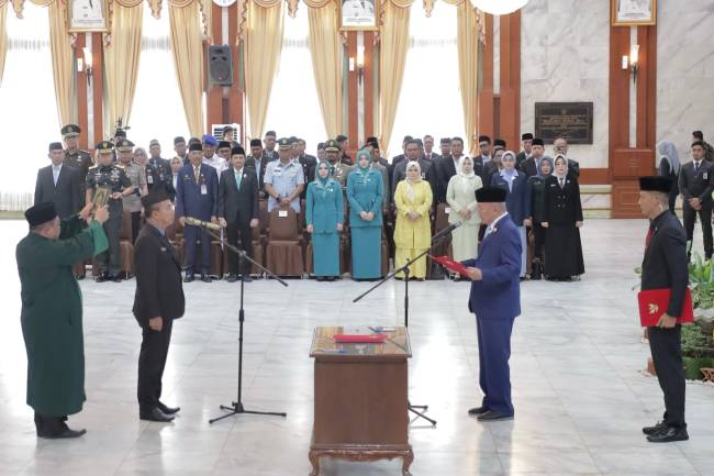 Muhammad Syarifuddin resmi menjabat Penjabat (Pj) Sekretaris Daerah Provinsi (Sekdaprov) Kalimantan Selatan (Kalsel), setelah dilantik Gubernur Kalsel, H. Muhidin, di Gedung Mahligai Pancasila, Jalan R. Soeprapto, Banjarmasin, Rabu (5/2/2025). (SuarIndonesia/RW)