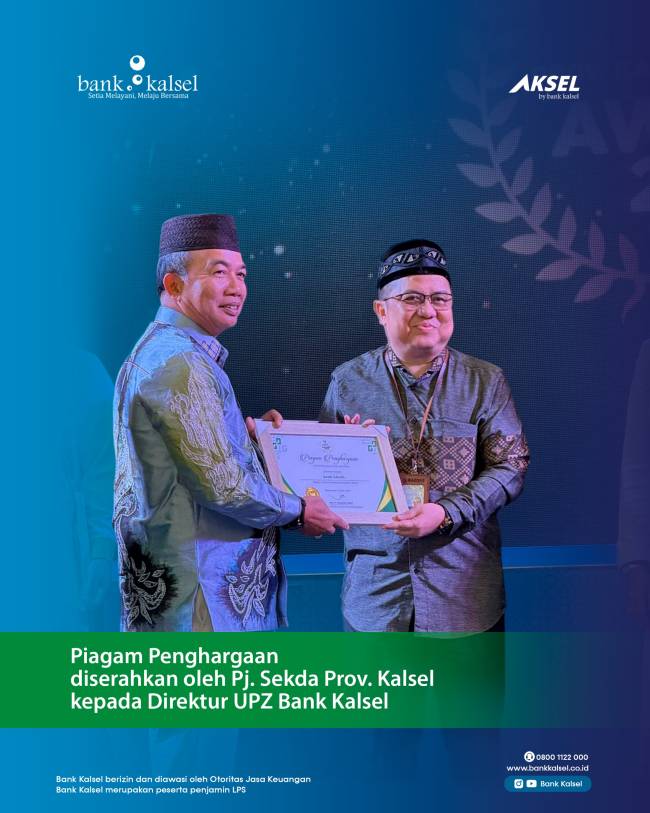 Penjabat Sekretaris Daerah (Pj Sekda) Provinsi Kalimantan Selatan, M. Syarifuddin kepada Direktur UPZ Bank Kalsel, Fajri Muhtadi yang mewakili manajemen, dalam acara Festival Cahaya Ramadhan 2025 yang digelar di Atrium Q Mall Banjarbaru.(Foto/HumasBankKalsel)