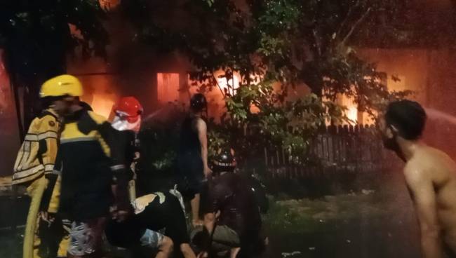 Kobaran api menjelang Adzan Isya berkumandang, gegerkan Kampung Barat da di Jalan Antasan Kecil Barat RT 14 RW 02 Banjarmasin Tengah, Sabtu (8/3/2025) (SuarIndonesia/DO)