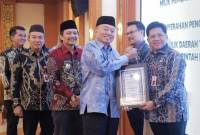 Sekretaris DPRD Provinsi Kalsel, Muhammad Jaini, M.A.P., menerima penghargaan dari Gubernur), H. Muhidin, Kamis (13/3/2025). (SuarIndonesia/Ist