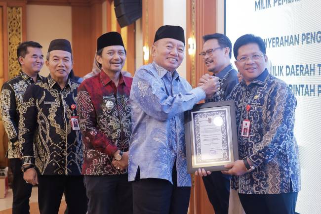 Sekretaris DPRD Provinsi Kalsel, Muhammad Jaini, M.A.P., menerima penghargaan dari Gubernur), H. Muhidin, Kamis (13/3/2025). (SuarIndonesia/Ist