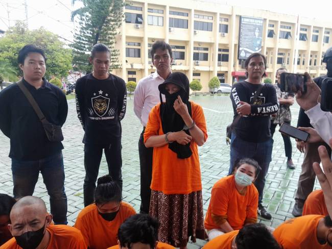 Umi Salamah alias Umi (50) ini nekat merenggut kalung emas hingga melakukan penganiyaan terhadap korbannya. (SuarIndonesia/YI)