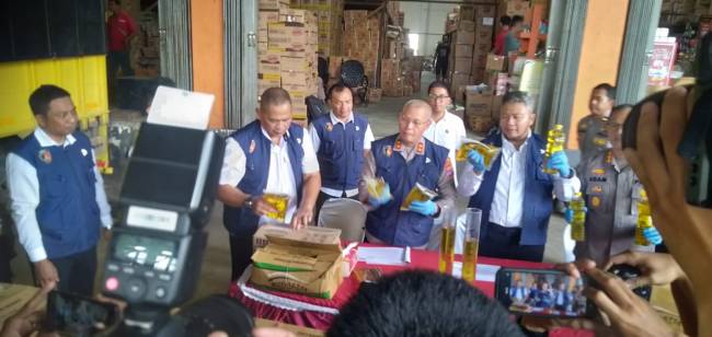 Semua barang bukti disita pada beberapa tempat dan digelar, Senin (24/2025) sekaligus menguji isi kemasan Minyakita yang tidak sesuai takaran menambil tempat di depan Toko Yeyen-Ibak di kawasan Lingkar Dalam Selatan Banjarmasin (SuarIndonesia/ZI)