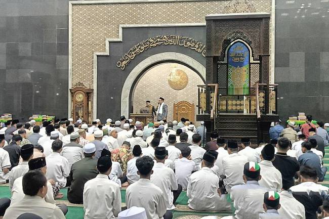 Prof Bambang Iswanto saat menyampaikan kultum usai salat subuh berjemaah di Masjid Raya Darussalam Samarinda, Kaltim, Jumat (14/3/2025). (Foto: ANTARA/Ahmad Rifandi)