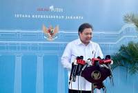 Menteri Koordinator Bidang Perekonomian Airlangga Hartarto menjawab pertanyaan wartawan saat jumpa pers selepas rapat bersama Presiden RI Prabowo Subianto di kompleks Istana Kepresidenan RI, Jakarta, Selasa (18/3/2025). (Foto: ANTARA/Andi Firdaus)