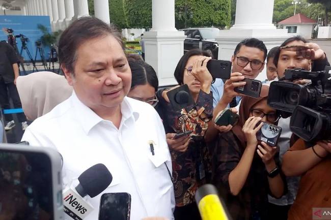 Menteri Koordinator Bidang Perekonomian Airlangga Hartarto saat menyampaikan keterangan seusai menghadiri rapat terbatas pembahasan Kerangka Ekonomi Makro dan Pokok-Pokok Kebijakan Fiskal (KEM PPKF) APBN 2026 di kompleks Istana Kepresidenan, Jakarta, Rabu (26/3/2025). (Foto: ANTARA/Andi Firdaus)