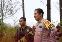 AKBP Fajar Widyadharma Lukman Sumaatmaja (kanan). (Foto: ANTARA/Instagram-@mediapolresngada)