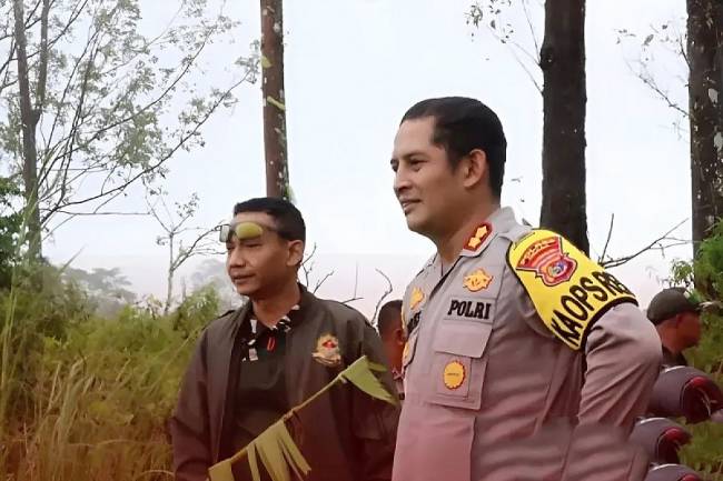 AKBP Fajar Widyadharma Lukman Sumaatmaja (kanan). (Foto: ANTARA/Instagram-@mediapolresngada)