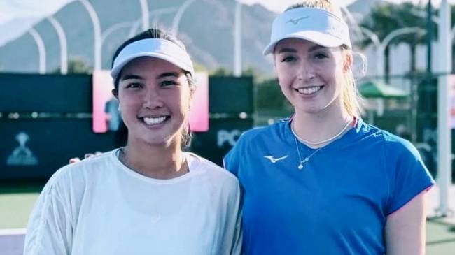 Petenis Indonesia Aldila Sutjiadi (kiri) berpose bersama Fanny Stolar. (Foto: ig@Dila11)