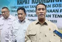 (dari kanan) Menteri Pertanian Amran Sulaiman, didampingi Wagub Kalteng Edy Pratowo dan Dirjen PSP Kementan Andi Nur Alamsyah. (Foto: ANTARA/M Arif Hidayat)