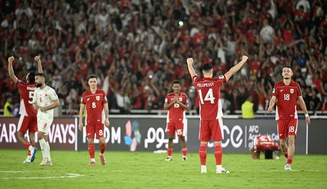 Sejumlah pesepak bola Timnas Indonesia berselebrasi usai mengalahkan Timnas Bahrain pada laga Grup C putaran ketiga Kualifikasi Piala Dunia 2026 Zona Asia di Stadion Utama Gelora Bung Karno, Senayan, Jakarta, Selasa (25/3/2025). Indonesia menang dengan skor 1-0 dalam pertandingan itu. (Foto: ANTARA/Hafidz Mubarak)
