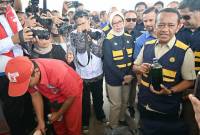 Menteri Energi dan Sumber Daya Mineral (ESDM) Bahlil Lahadalia (kanan) menunjukkan Bahan Bakar Minyak (BBM) Pertalite RON 90 kepada media untuk menjawab keraguan masyarakat terkait kualitas BBM, di SPBU Banjarbaru, Kalimantan Selatan, Rabu (19/3/2025). (Foto: ANTARA/Tumpal A Aritonang)