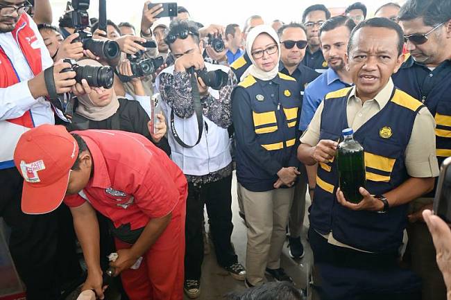 Menteri Energi dan Sumber Daya Mineral (ESDM) Bahlil Lahadalia (kanan) menunjukkan Bahan Bakar Minyak (BBM) Pertalite RON 90 kepada media untuk menjawab keraguan masyarakat terkait kualitas BBM, di SPBU Banjarbaru, Kalimantan Selatan, Rabu (19/3/2025). (Foto: ANTARA/Tumpal A Aritonang)