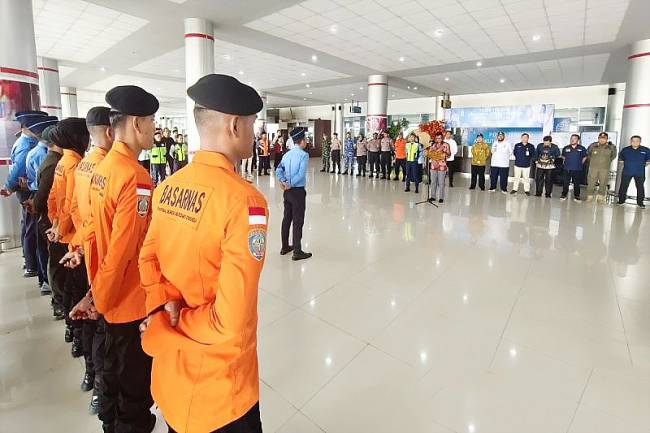 General Manager Kantor Cabang Bandara Tjilik Riwut Mohamad Adiwiyatno memimpin apel gelar pasukan tanda pengaktifan posko terpadu, Palangka Raya, Jumat (21/3/2025). (Foto: ANTARA/M Arif Hidayat)