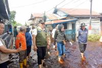 Tim dari BPBD Kota Palangka Raya melakukan pemantauan di kawasan banjir, kemarin. (Foto: ANTARA/Dokumentasi Pribadi)