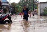 Seorang warga Kota Balikoapan, Provinsi Kalimantan Timur, sedang berusaha keluar dari genangan air di kawasan jalan penegak, Jumat (7/3/2025) (Foto: ANTARA/M Solih J)