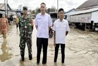 Kepala Desa Bukit Batu Edy Susanto memperlihatkan kondisi banjir, Rabu (5/3/2025). (Foto: ANTARA/HO-BPBD Kapuas)