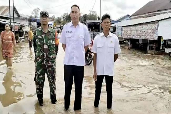 Kepala Desa Bukit Batu Edy Susanto memperlihatkan kondisi banjir, Rabu (5/3/2025). (Foto: ANTARA/HO-BPBD Kapuas)