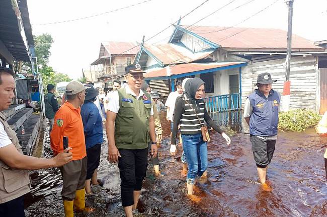 Tim dari BPBD Kota Palangka Raya melakukan pemantauan di kawasan banjir, kemarin. (Foto: ANTARA/Dokumentasi Pribadi)