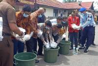 Pemusnahan barang bukti sabu seberat 10 kilogram hasil sitaan dari wilayah perbatasan RI-Malaysia, dilakukan di halaman Mapolres Bengkayang, Kamis (13/3/2025). (Foto: ANTARA/Narwati)