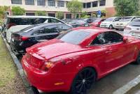 Sejumlah mobil mewah terparkir di Polda Kaltim merupakan titipan Bareksrim Polri dari pengungkapan kasus TPPU dengan tersangka mantan Direktur Persiba Balikpapan Catur Adi Prianto. (Foto: ANTARA/Muhammad SJ)