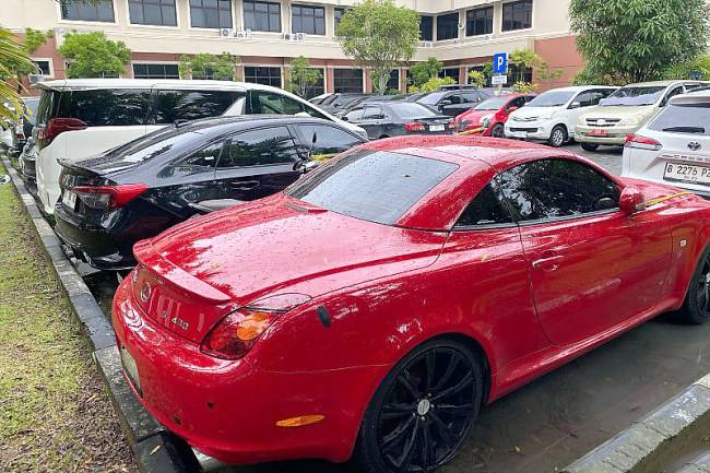 Sejumlah mobil mewah terparkir di Polda Kaltim merupakan titipan Bareksrim Polri dari pengungkapan kasus TPPU dengan tersangka mantan Direktur Persiba Balikpapan Catur Adi Prianto. (Foto: ANTARA/Muhammad SJ)