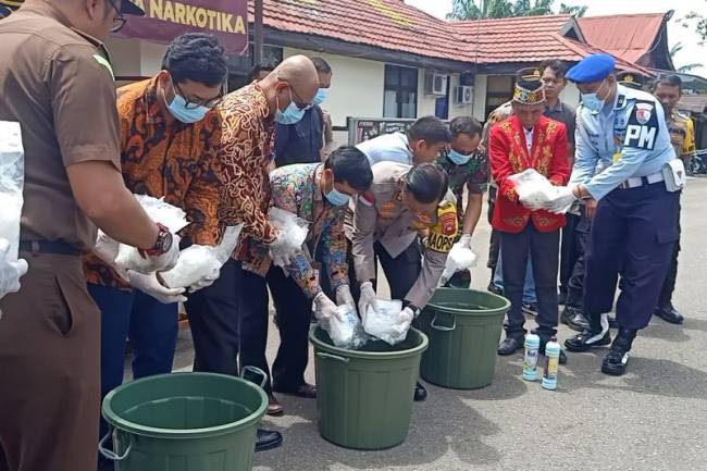 Pemusnahan barang bukti sabu seberat 10 kilogram hasil sitaan dari wilayah perbatasan RI-Malaysia, dilakukan di halaman Mapolres Bengkayang, Kamis (13/3/2025). (Foto: ANTARA/Narwati)