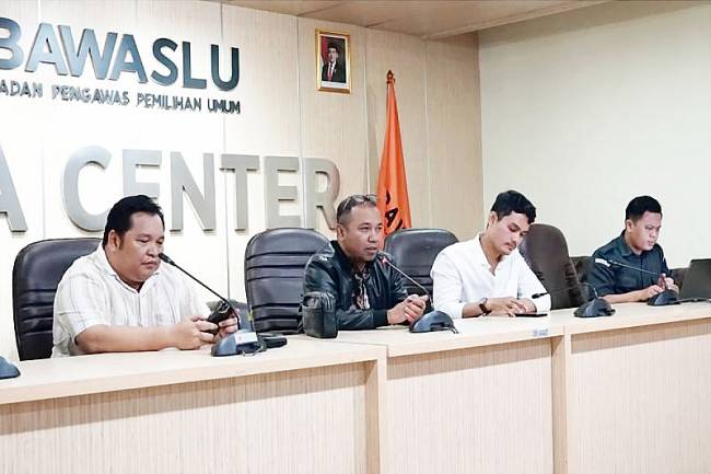 Ketua Bawaslu Kalsel Aries Mardiono saat menjelaskan kesiapan mengawal PSU di Banjarbaru, di Kalimantan Selatan, Senin (10/3/2025). (Foto: ANTARA/HO-Bawaslu Kalsel)