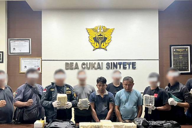 Penyeludupan 10 kilogram narkotika jenis sabu oleh Bea Cukai dan BNNP Kalbar. (Foto: ANTARA/Narwati)