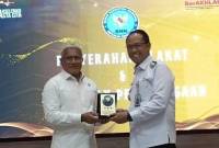 Kepala BNN Republik Indonesia Komjen Pol Mathinus Hukom (kanan) menyerahkan cindreamata kepada Pj Gubernur Kepulauan Babel Sugito usai membuka Implementasi Program P4GN di Pangkalpinang, Rabu (5/3/2025). (Foto: ANTARA/Aprionis)