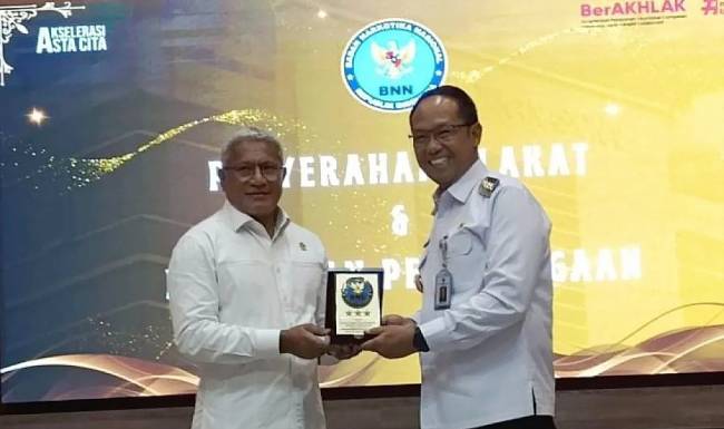 Kepala BNN Republik Indonesia Komjen Pol Mathinus Hukom (kanan) menyerahkan cindreamata kepada Pj Gubernur Kepulauan Babel Sugito usai membuka Implementasi Program P4GN di Pangkalpinang, Rabu (5/3/2025). (Foto: ANTARA/Aprionis)