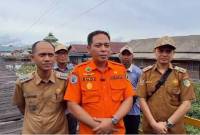 Kalaksa BPBD Kota Palangka Raya Hendrikus Satria Budi (tengah) memantau rumah warga terdampak angin kencang di Palangka Raya, Selasa (25/3/2025). (Foto: ANTARA/Dokumentasi Pribadi)