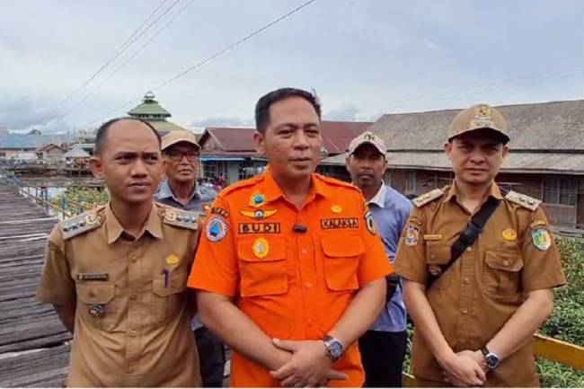 Kalaksa BPBD Kota Palangka Raya Hendrikus Satria Budi (tengah) memantau rumah warga terdampak angin kencang di Palangka Raya, Selasa (25/3/2025). (Foto: ANTARA/Dokumentasi Pribadi)