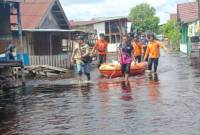 Tim BPBD mendistribusikan bahan pokok untuk warga terdampak banjir di Kota Palangka Raya. (Foto: ANTARA/HO-BPBD Kota Palangka Raya)