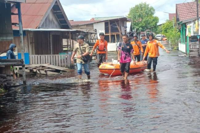 Tim BPBD mendistribusikan bahan pokok untuk warga terdampak banjir di Kota Palangka Raya. (Foto: ANTARA/HO-BPBD Kota Palangka Raya)