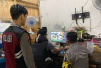 Anggota Satuan Samapta Polresta Palangka Raya melakukan penyelidikan terkait kasus dugaan pencurian dengan kekerasan yang terjadi pada agen BRILInk di Jalan Rajawali KM 4 Kota Palangka Raya, Rabu (12/3/2025) malam. (Foto: ANTARA/Humas Polresta Palangka Raya)