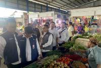 Satuan Reskrim Polresta Banjarmasin melakukan pengecekan stok dan harga bahan pokok di salah satu pasar di Banjarmasin, Senin (10/3/2025). (Foto: ANTARA/HO-Satreskrim Polresta Banjarmasin)