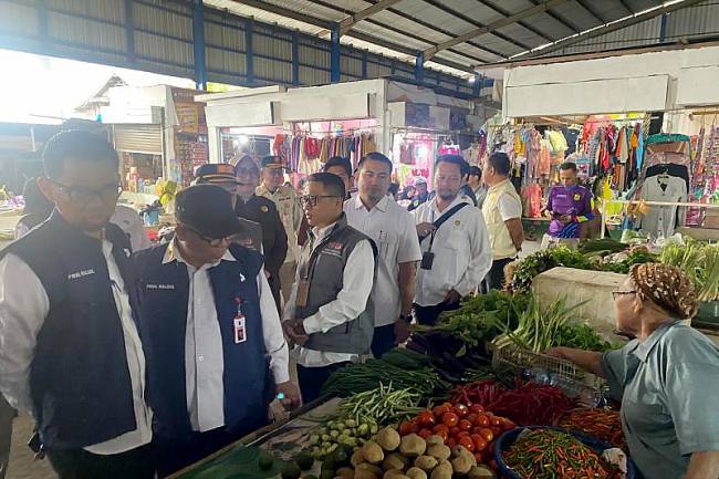 Satuan Reskrim Polresta Banjarmasin melakukan pengecekan stok dan harga bahan pokok di salah satu pasar di Banjarmasin, Senin (10/3/2025). (Foto: ANTARA/HO-Satreskrim Polresta Banjarmasin)