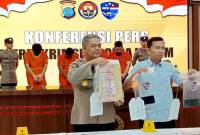 Polda Kaltim saat menunjukkan barang bukti aksi peretasan ratusan akun saat konferensi pers di Balikpapan, Kaltim, Selasa (4/3/2025). (Foto: ANTARA/Ahmad Rifandi)