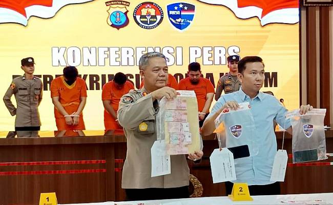 Polda Kaltim saat menunjukkan barang bukti aksi peretasan ratusan akun saat konferensi pers di Balikpapan, Kaltim, Selasa (4/3/2025). (Foto: ANTARA/Ahmad Rifandi)
