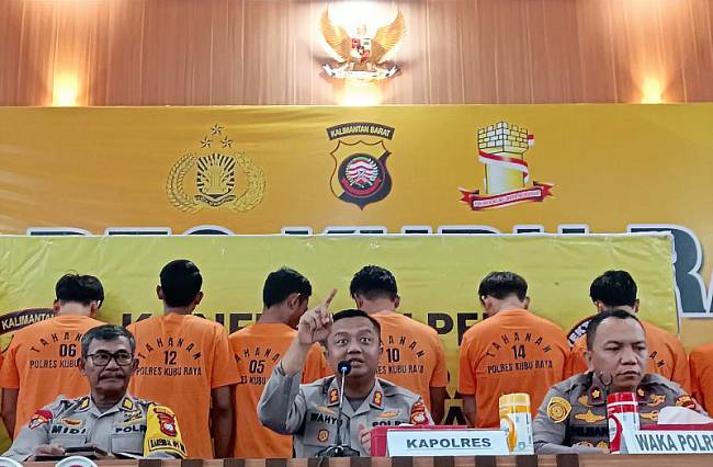 
Kapolres Kubu Raya AKBP Wahyu Jati Wibowo memimpin jumpa pesr menggelar kasus penangkapan kurir narkoba yang dilaksanakan di Mapolres Kubu Raya, Jumat (21/3/2025). (Foto: ANTARA/HO-Jessica Helena W)