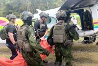 Tim Satgas Koops TNI Habema Kogabwilhan III ketika mengevakuasi guru korban penyerangan dan pembunuhan oleh kelompok bersenjata Organisasi Papua Merdeka (OPM) di Distrik Anggruk, Kabupaten Yahukimo, Papua Pegunungan, Minggu (23/3/2025). (foto: ANTARA/HO-Satgas Habema)