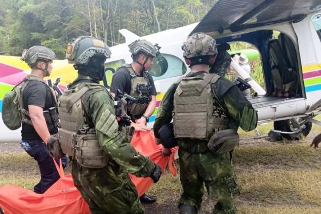Tim Satgas Koops TNI Habema Kogabwilhan III ketika mengevakuasi guru korban penyerangan dan pembunuhan oleh kelompok bersenjata Organisasi Papua Merdeka (OPM) di Distrik Anggruk, Kabupaten Yahukimo, Papua Pegunungan, Minggu (23/3/2025). (foto: ANTARA/HO-Satgas Habema)