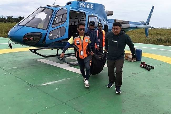 Proses evakuasi korban meninggal dalam pendakian Puncak Cartenz Pyramid, Minggu (2/3/2025). (Foto: ANTARA/Dokpri)