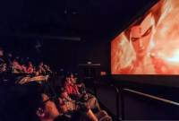 Orang-orang menonton film 