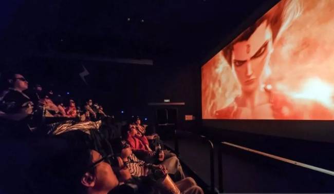 Orang-orang menonton film 