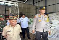 Gubernur Kalteng Agustiar Sabran dan forkopimda setempat melakukan sidak ke Gudang Bulog di Palangka Raya jelang Lebaran, Rabu (26/3/2025). (Foto: ANTARA/Adi Wibowo)