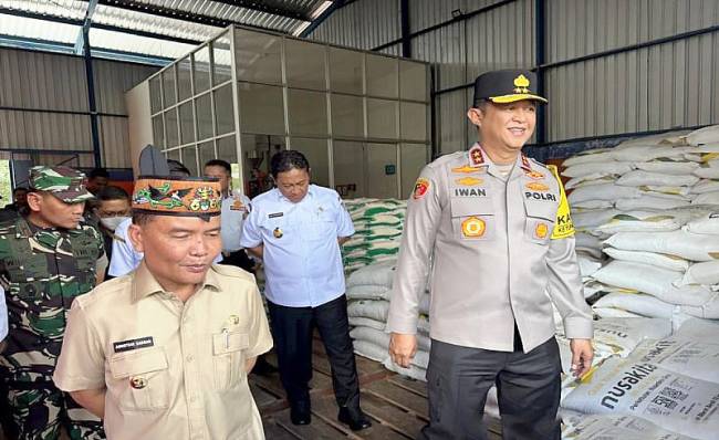 Gubernur Kalteng Agustiar Sabran dan forkopimda setempat melakukan sidak ke Gudang Bulog di Palangka Raya jelang Lebaran, Rabu (26/3/2025). (Foto: ANTARA/Adi Wibowo)